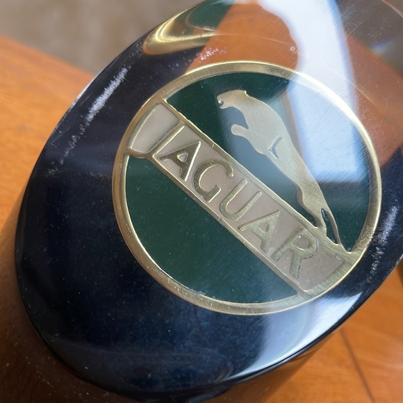 Vintage ARTVUE Jaguar Automobile Emblem Paperweight Decor - Picture 12 of 13